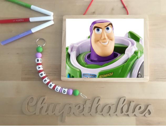 Colgador Mochila Personalizado Rojo&Violeta